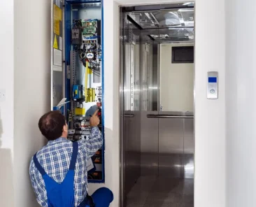 Asansör periyodik kontrol yönetmeliği 2025 kapsamında modern apartman asansörü kabininde yeşil bilgi etiketi