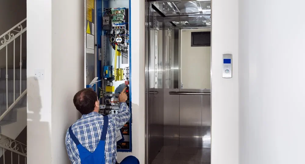 Asansör periyodik kontrol yönetmeliği 2025 kapsamında modern apartman asansörü kabininde yeşil bilgi etiketi